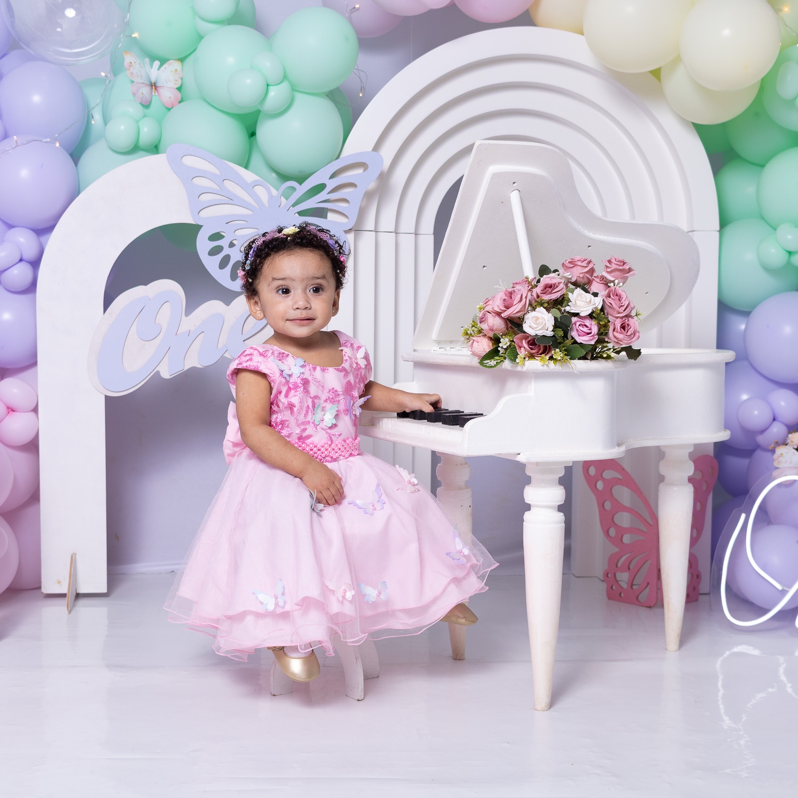 Ensaio Smash The Cake (com bolo) pacote inclui: Cenário Exclusivo / Link para Download de 15 fotos digitais / 1 bolo que corta até 8 fatias + topo / painéis Romanos + Toten para compor o cenário / 1 hora em média de ensaio