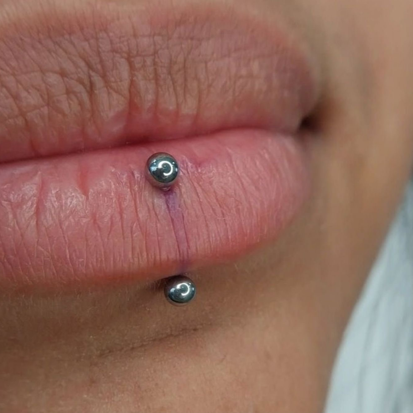 Vertical Labret (joia em aço cirúrgico)