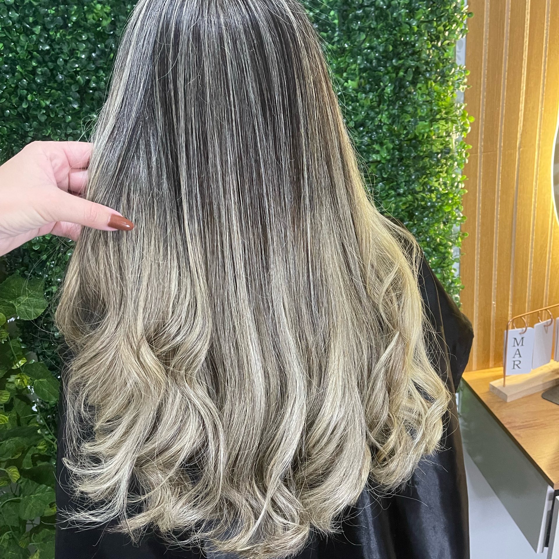 Mechas Loira e Luzes  ganha reconstrução E corte Apartir