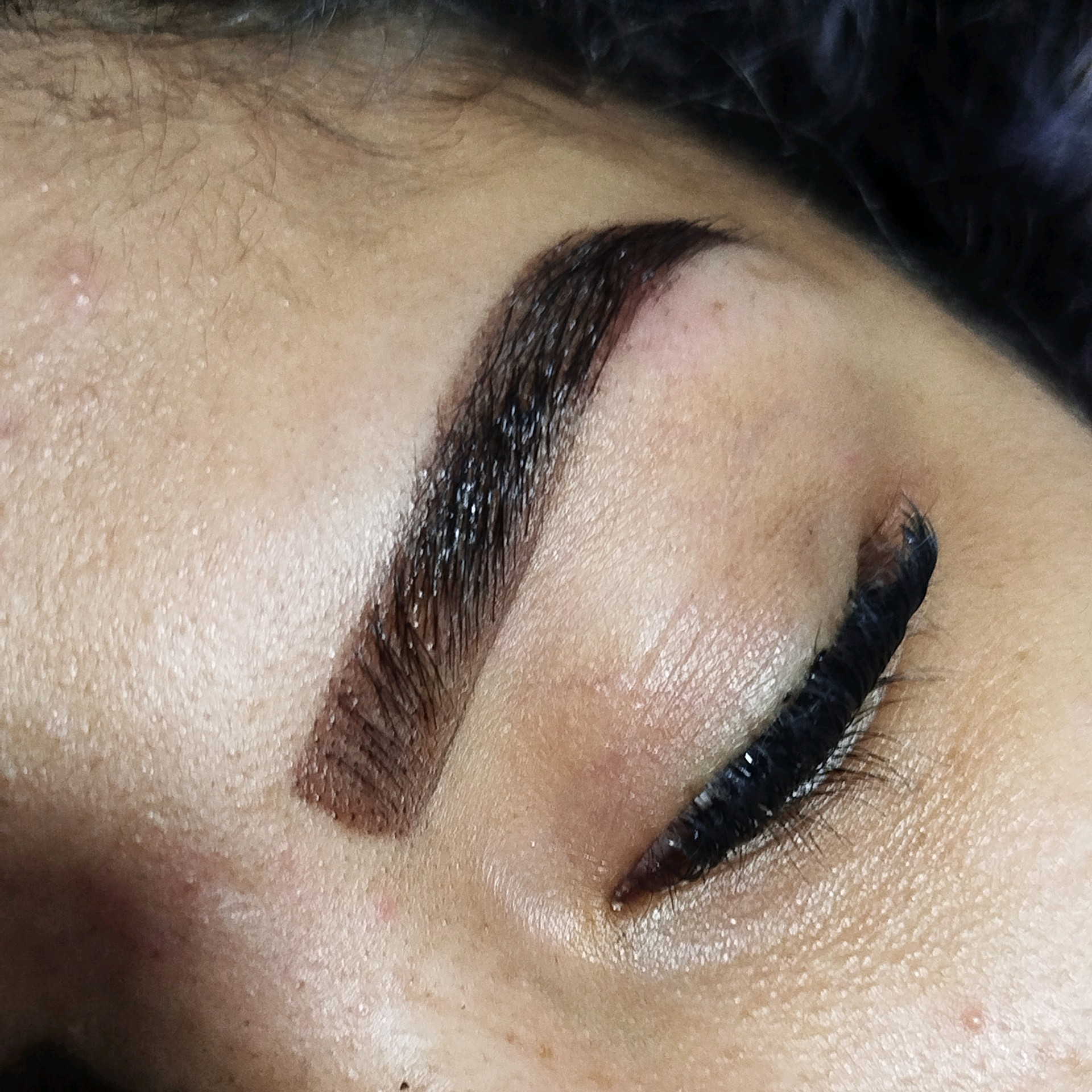 designer de sobrancelhas com henna