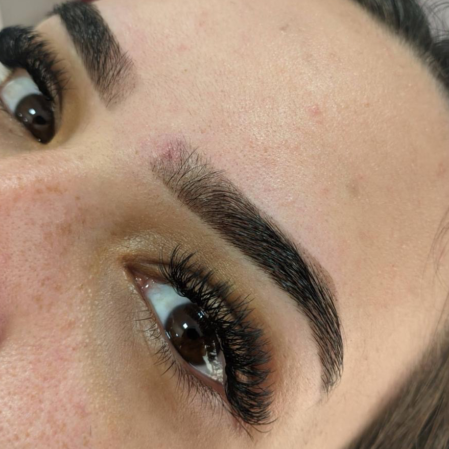 Design de sobrancelha com Henna