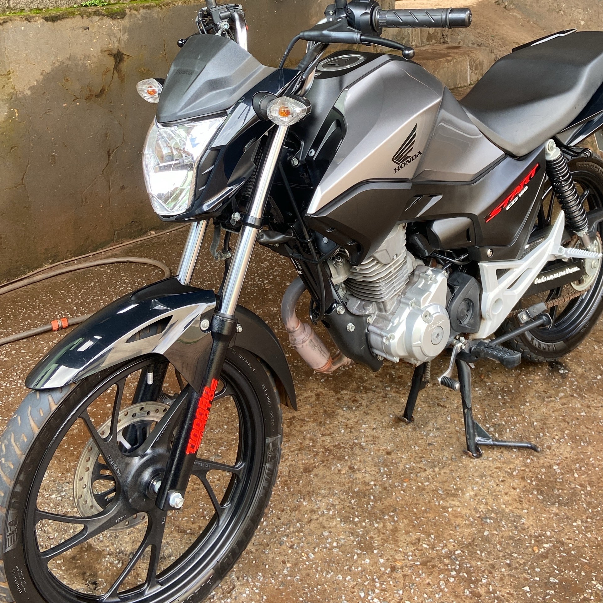 Limpeza em motos 160cc com barro e minério acabamentos e pretinho